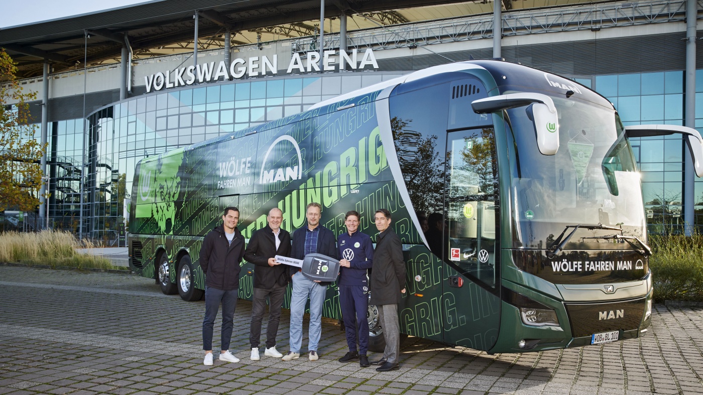Slideshow Bild - Bei der offiziellen Mannschaftsbus-Übergabe in Wolfsburg: Marcel Schäfer, VfL-Sportdirektor; Jörg Schmadtke, Geschäftsführer VfL Wolfsburg; Hartmut Sander, Vice President Corporate Communications bei MAN Truck & Bus; Udo Graßhoff, VfL-Busfahrer; und Michae